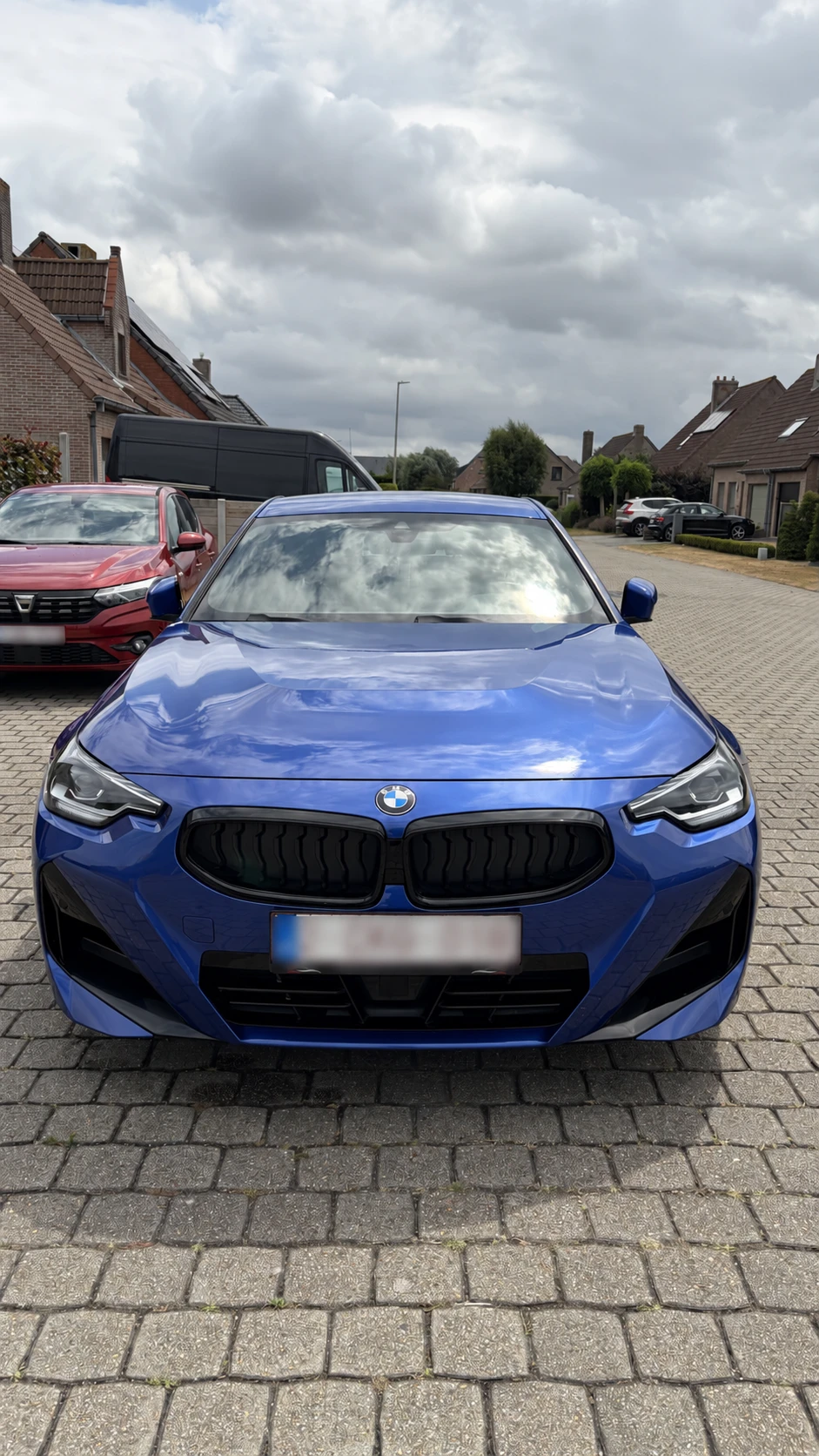 Blauwe BMW met glanzende lak