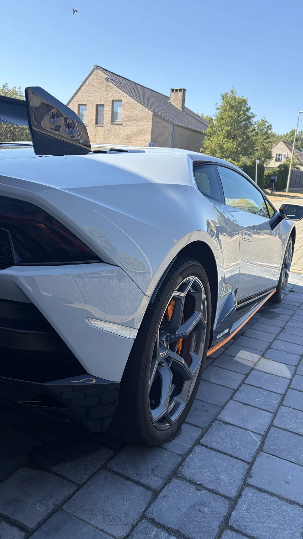 Lamborghini schuin van achteren na de buitenwas