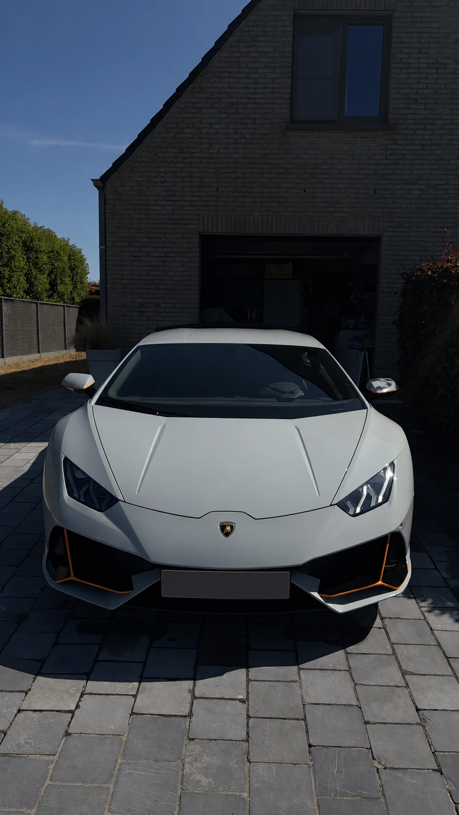 Voorkant van de Lamborghini na een buitenreiniging
