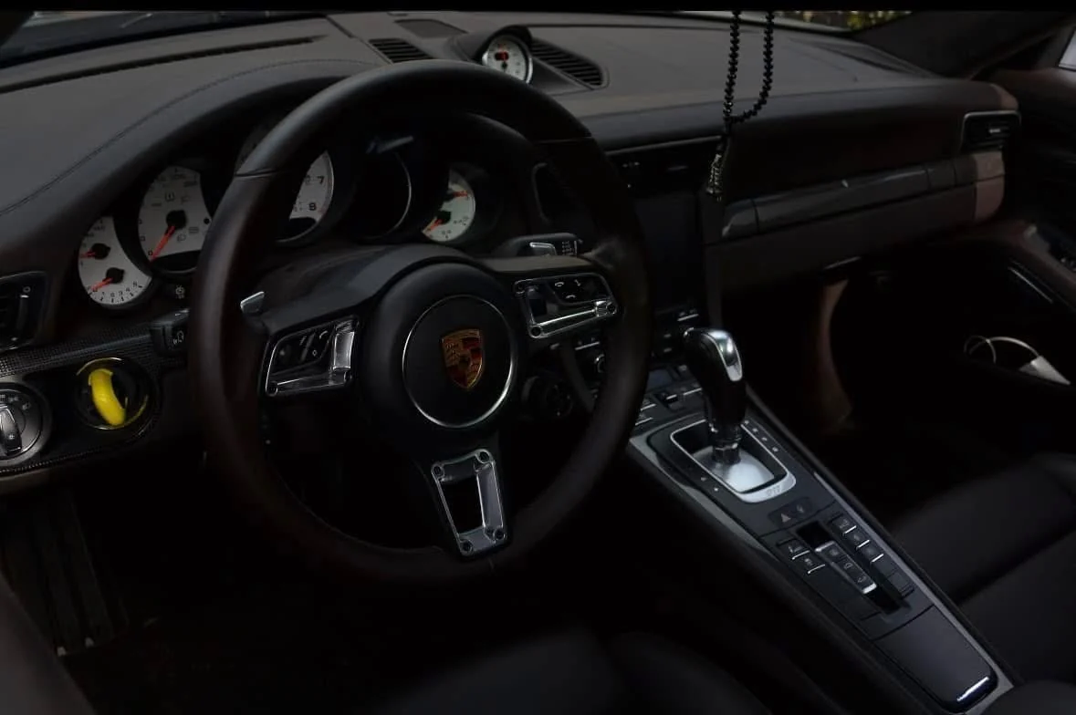 Gereinigd zwart Porsche-interieur bij NH Detailing in Bredene