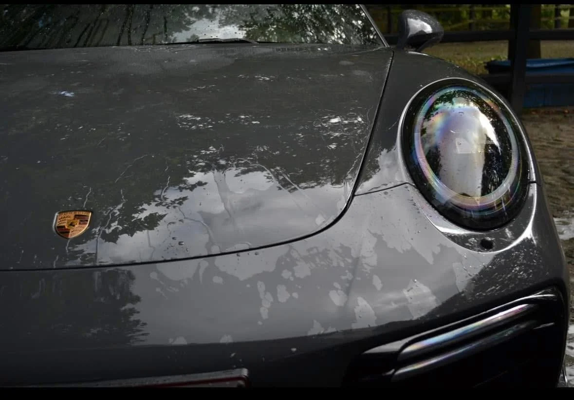 Detail van de gereinigde voorkant van de Porsche Turbo S